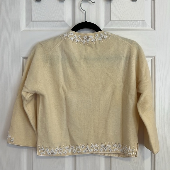 Vintage Cream & White Floral Beaded Cropped Knit Cardigan Sweater - Hong Kong - Picture 2 of 16